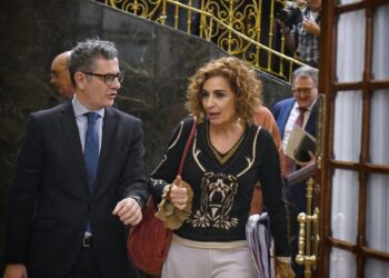 Las piedras en el camino que complican al Gobierno la negociación de Presupuestos: el desembarco andaluz de Montero, la foto con Puigdemont o el impuesto a las eléctricas