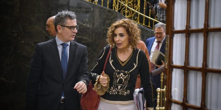 Las piedras en el camino que complican al Gobierno la negociación de Presupuestos: el desembarco andaluz de Montero, la foto con Puigdemont o el impuesto a las eléctricas