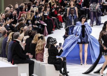 La Alta Costura de París rescata opulentos tiempos pasados