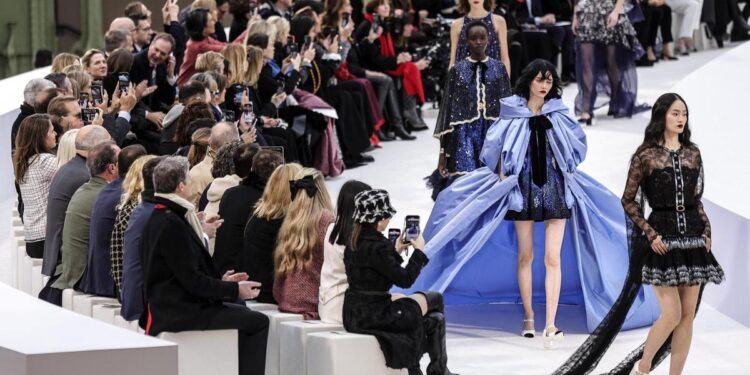 La Alta Costura de París rescata opulentos tiempos pasados