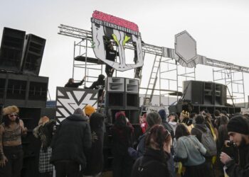 La Policía corta el acceso por carretera a la ‘rave’ ilegal de Ciudad Real: ‘Es el año que más gente ha venido’