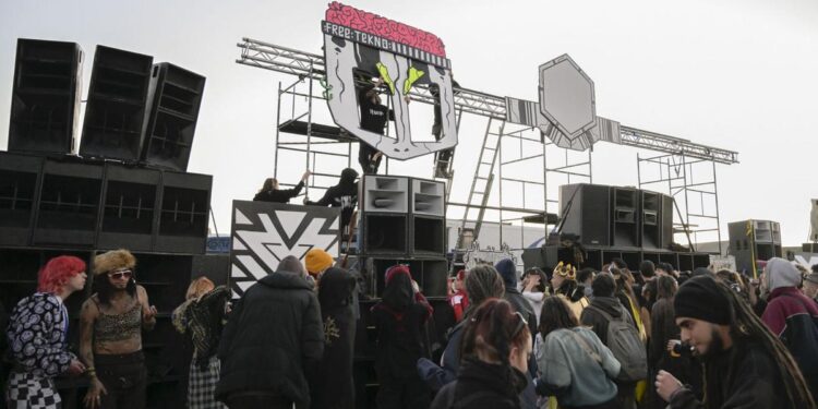 La Policía corta el acceso por carretera a la ‘rave’ ilegal de Ciudad Real: ‘Es el año que más gente ha venido’