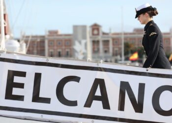 La Princesa Leonor embarca en el buque escuela para iniciar desde Cádiz su instrucción como guardiamarina