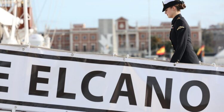 La Princesa Leonor embarca en el buque escuela para iniciar desde Cádiz su instrucción como guardiamarina