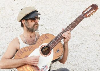 Muchachito Bombo Infierno: ‘Con la música tienes que invertir en cuerdas de guitarra, pero ahorras en psicólogos’