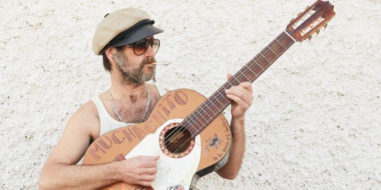 Muchachito Bombo Infierno: ‘Con la música tienes que invertir en cuerdas de guitarra, pero ahorras en psicólogos’