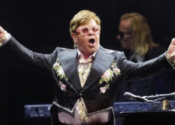 Elton John, Demi Moore y Salma Hayek presentarán los Globos de Oro