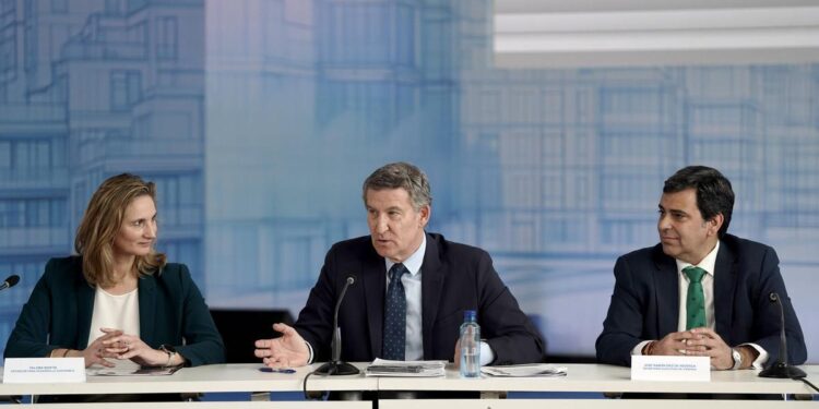 Feijóo retoma la ofensiva de la Vivienda para zanjar la crisis interna por el decreto de las pensiones