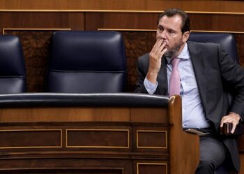 Puente nutre su núcleo duro con el entorno de Sumar y rompe los compartimentos estancos del Gobierno de coalición