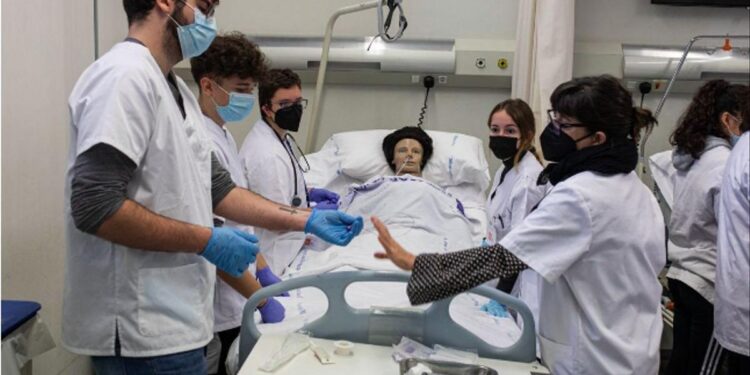 Más Madrid y PSOE se vuelcan con la FP para confrontar con Ayuso: ofensiva parlamentaria y judicial