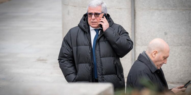 Confirmada la condena del excomisario de Barajas por recibir Porsches y relojes a cambio de un mejor trato en el aeropuerto