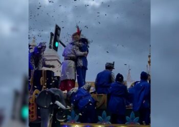 De la cabalgata al altar: El Gran Visir le pide matrimonio a su novia encima de la carroza en Sevilla