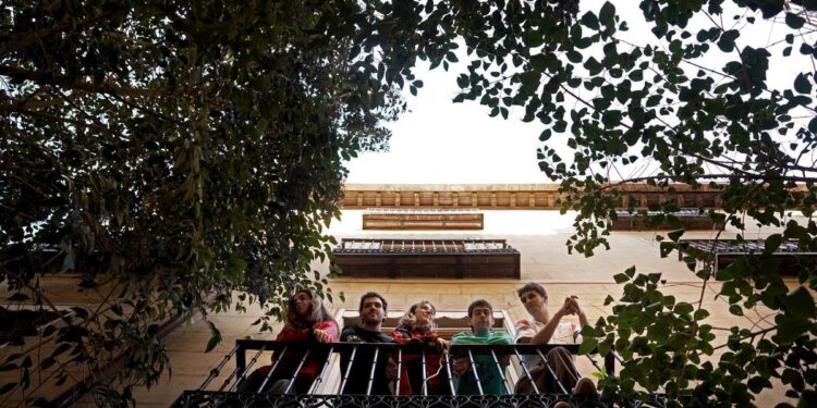 El día que Marina se asomó a El Balcón y lo cantó todo: la historia que quiere devolver a Malasaña su identidad a través de la música