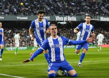 Kike García ahonda con un triplete en la crisis del Betis