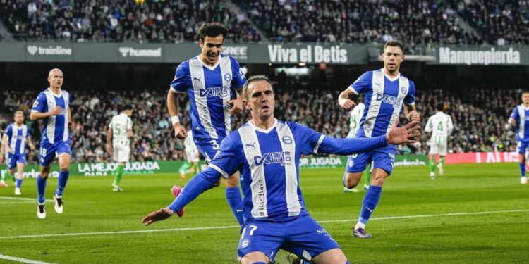 Kike García ahonda con un triplete en la crisis del Betis