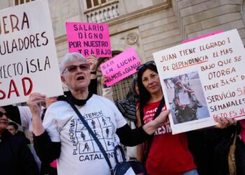 Salarios mínimos, horarios imposibles y ‘conciliación cero’: la realidad de quienes sostienen los cuidados en España