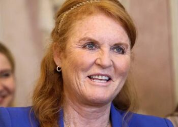 Qué fue de… Sarah Ferguson, la espontánea pelirroja que estuvo casada con el defenestrado príncipe Andrés de Inglaterra