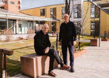 Este grupo de mayores construyó un edificio en un pueblo de Madrid para envejecer juntos y ahora les copian: su ‘cohousing senior’ queda ‘fuera del mercado’