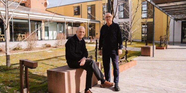 Este grupo de mayores construyó un edificio en un pueblo de Madrid para envejecer juntos y ahora les copian: su ‘cohousing senior’ queda ‘fuera del mercado’