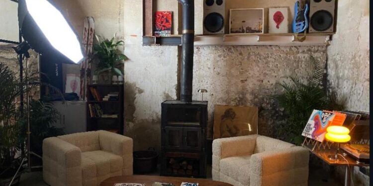 Vinos, pódcasts en directo y mucha cultura: Casa Victoria, el nuevo punto de encuentro de la izquierda intelectual madrileña