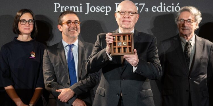 Jorge Fernández Díaz gana el Premio Nadal con una novela sobre la vida de su padre