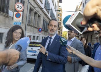 El juez abre juicio contra el presidente del Parlament balear, Gabriel Le Senne, por romper la foto de las ‘Rojas del Molinar’
