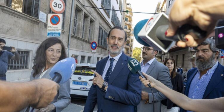El juez abre juicio contra el presidente del Parlament balear, Gabriel Le Senne, por romper la foto de las ‘Rojas del Molinar’