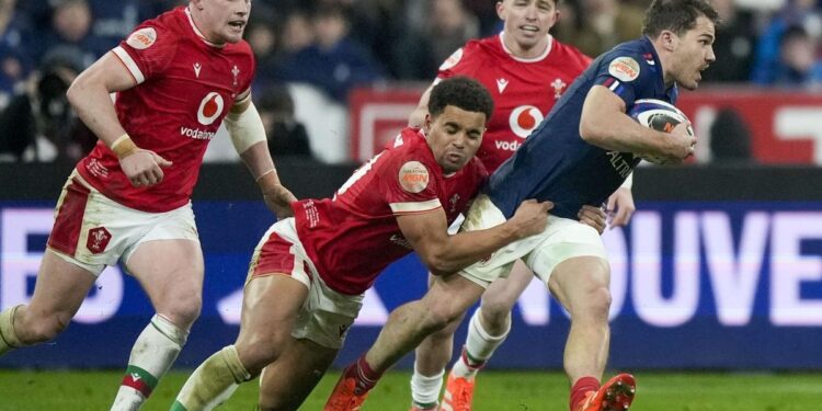 Francia-Gales: Dupont descorcha el champagne ante unos ‘dragones’ de madera