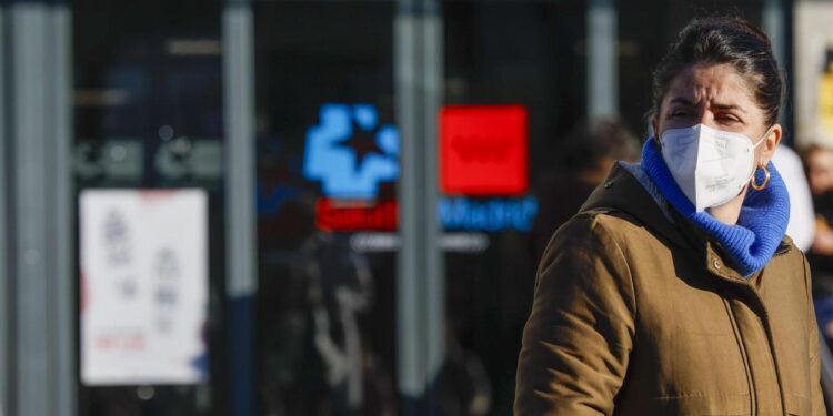 Las comunidades se defienden frente a la gripe: de mascarilla en hospitales a aumentar camas