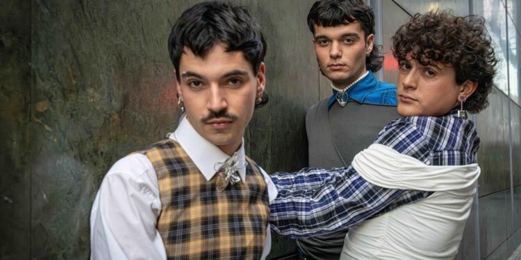 Fades, la ‘queerband’ en catalán que Vox denunció por gritar ‘fuera fascistas’: ‘Somos tres mariconcillas con minifalda que rapean frases intimidantes’