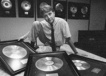 Manolo Díaz, el hombre que lo fue todo (y más) en la industria discográfica mundial: ‘Karol G llenó cuatro veces el Bernabéu y Pavarotti, no…’