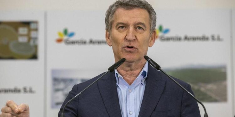 Feijóo concreta su discurso internacional: cerca de Sánchez en Ucrania y de Vox en la crítica a Bruselas