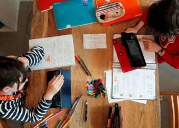 ¿Mejor solos? Los niños rinden más rápido en tareas cognitivas cuando no están con un adulto