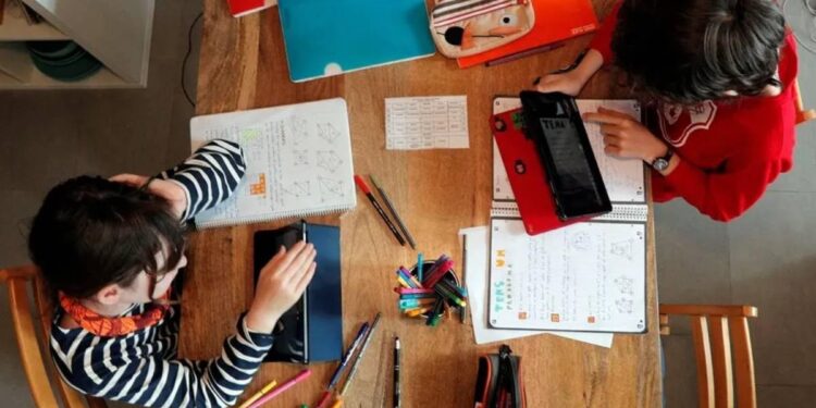 ¿Mejor solos? Los niños rinden más rápido en tareas cognitivas cuando no están con un adulto