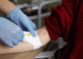 Una de las primeras terapias con células CAR-T consigue que un cáncer cerebral lleve 18 años en remisión