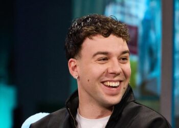 ¿Por qué Quevedo se sacó el carnet de conducir en Cuenca? Broncano alucina con la estrategia del cantante: ‘Solo hay una rotonda’