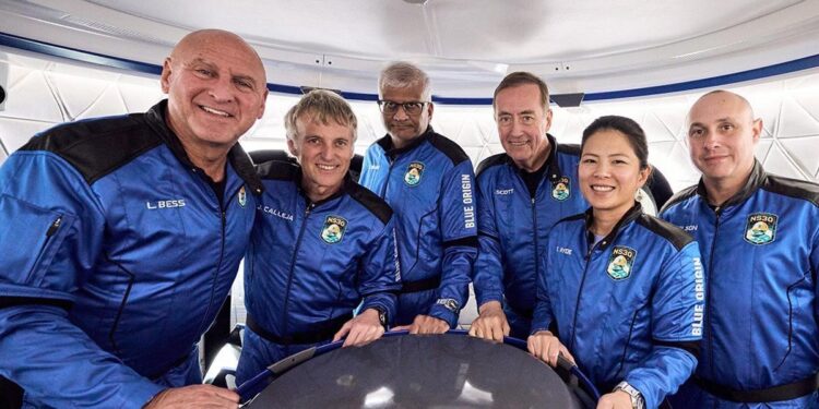 Jesús Calleja ya es el tercer español que llega al espacio: culmina con éxito su vuelo en el cohete New Shepard