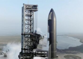 Musk y Bezos compiten por la fama con el lanzamiento casi simultáneo de sus nuevos cohetes