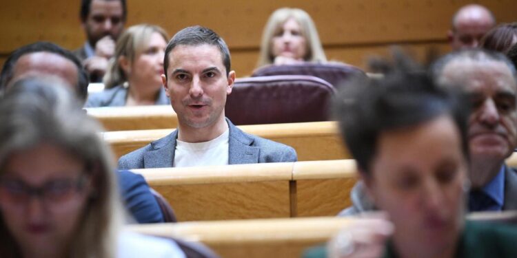 El PSOE duda de que Lobato pueda ser senador y técnico de Hacienda y no descarta pedirle el acta