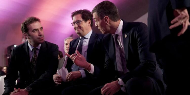 Sánchez lanza a Competencia contra la ‘tecnocasta’ para sancionar y hasta bloquear a los gigantes tecnológicos