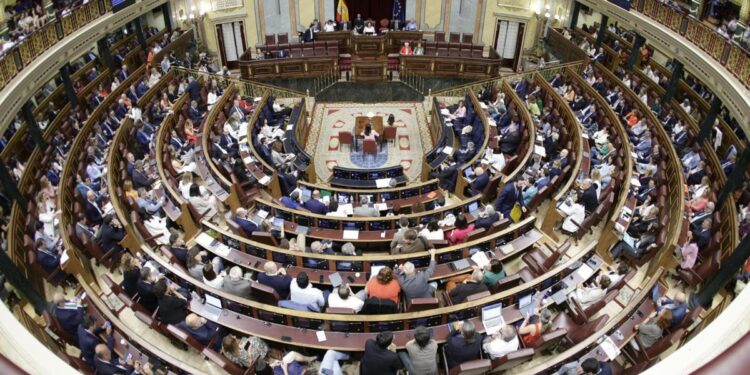 Dos de cada tres españoles prefieren que los diputados no tomen las decisiones políticas