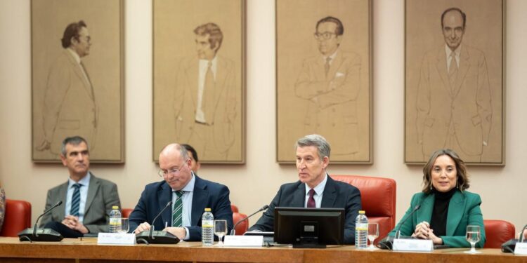 Feijóo ultima un paquete de iniciativas fiscales para dar la batalla económica contra Sánchez tras la polémica por el salario mínimo