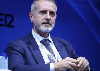 El nuevo presidente de Telefónica viaja a Arabia para conocer los planes de Saudi Telecom