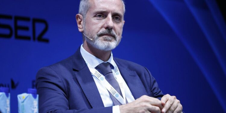 El nuevo presidente de Telefónica viaja a Arabia para conocer los planes de Saudi Telecom