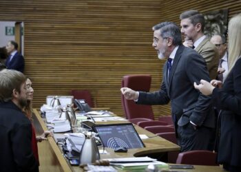 Vox salva a Mazón de que las Cortes valencianas pidan su dimisión en una votación que acaba con bronca