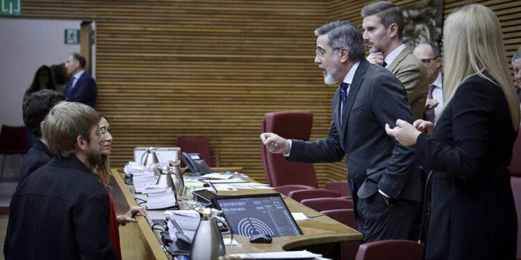 Vox salva a Mazón de que las Cortes valencianas pidan su dimisión en una votación que acaba con bronca