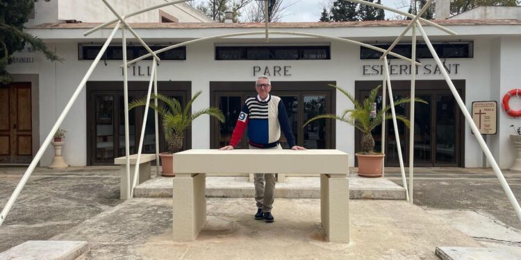 Carlos Fuentes, un sacerdote mediático al frente de cuatro parroquias en Mallorca: ‘Rechacé entrar en ‘Masterchef’, porque no sé cocinar’