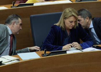 Mazón no resuelve las dudas del día D ante los ataques de la izquierda y cuida a Vox