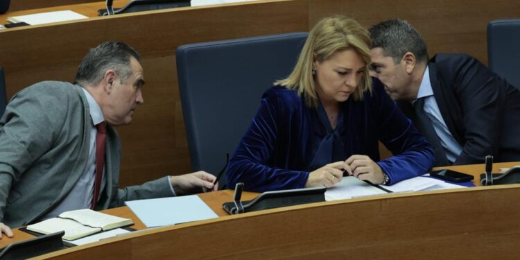 Mazón no resuelve las dudas del día D ante los ataques de la izquierda y cuida a Vox