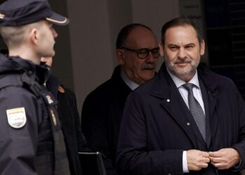 El PSOE retrasa la expulsión de Ábalos tras un año de expediente y pese a declarar como imputado